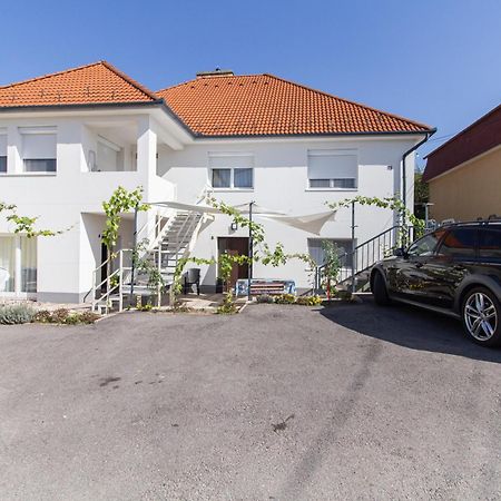 Deli Terasz B Apartman Free Parking, Self-Check-In Anytime Lägenhet Győr Exteriör bild